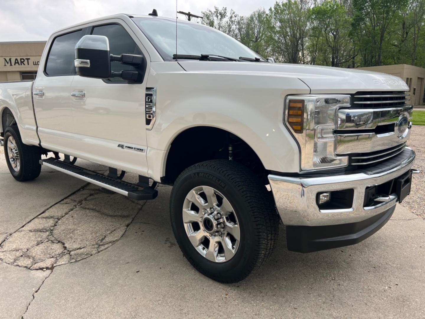 2019 White /Tan Ford F-250 SD Lariat (1FT7W2BT8KE) with an 6.7 Powerstroke Diesel engine, Automatic transmission, located at 4520 Airline Hwy, Baton Rouge, LA, 70805, (225) 357-1497, 30.509325, -91.145432 - 2019 Ford F250 Crew Cab Lariat 4WD 6.7 Powerstroke Diesel, 156K Miles, Leather Seats, Fully Loaded, Backup Camera, Sunroof Does Not Go Back, Bed Cover, B&W Gooseneck, Tow Pkg. NO IN HOUSE FINANCING. FOR INFO PLEASE CONTACT JEFF AT 225 357-1497 CHECK OUT OUR A+ RATING WITH THE BETTER BUSINESS BUREAU - Photo#3